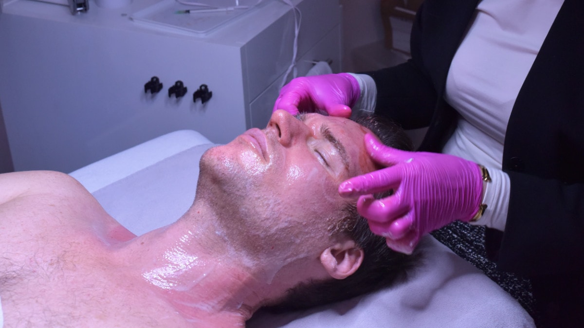 Auftragen einer Mikrosilber-Maske zum Abschluss des Microneedling