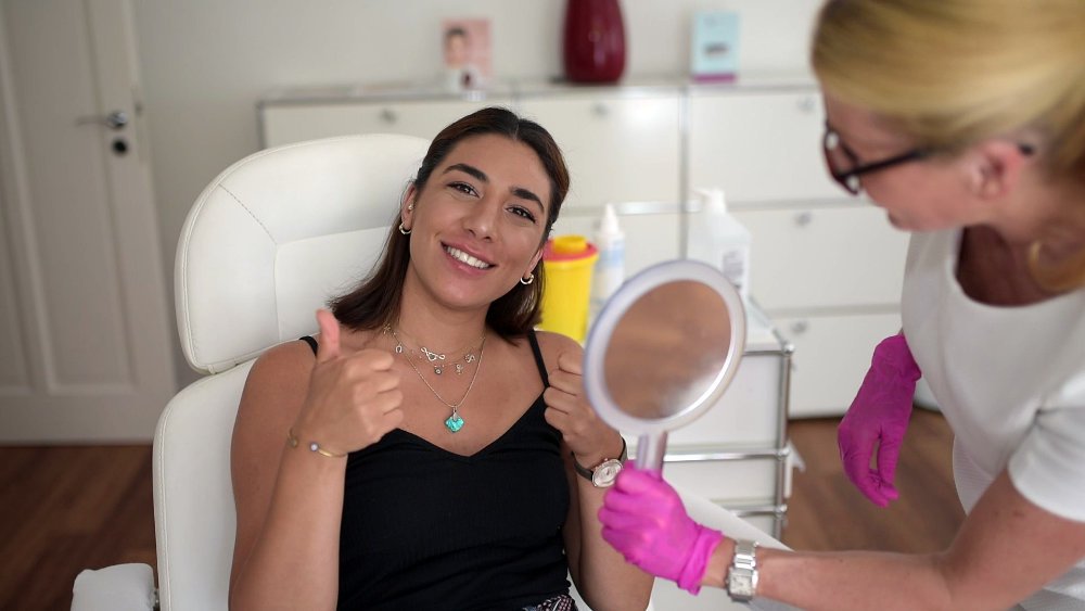 Lippen Aufspritzen3 Eine glückliche Patientin nach der Lippenvergrößerung