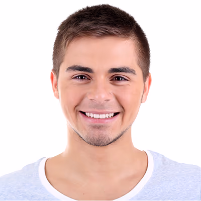 Portrait eines jungen Mannes, der wieder lachen kann, nachdem seine Migräne mit Botox gelindert wurde