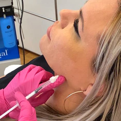 Injektion von BOTOX in den Masseter-Muskel