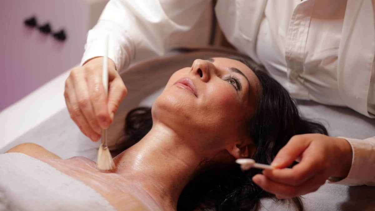 Patientin in einer Behandlung mit Fruchtsäurepeeling