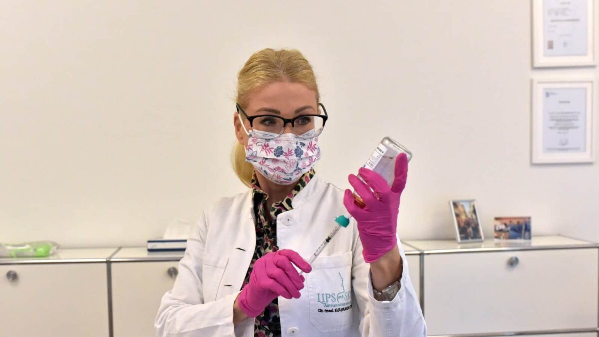 Dr. med. Eva Maria Strobl preparing micro-botox for a treatment
