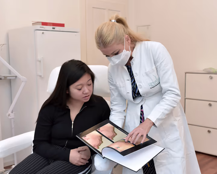 Dr. Eva Maria Strobl erläutert einer Patientin eine Behandlungsmethode 720px