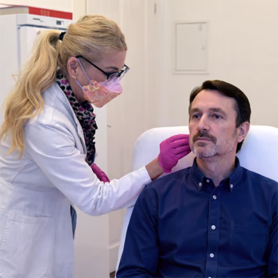Faltenunterspritzung mit Hyaluron - LIPS and SKIN München -4 Vorbereitung eines männlichen Patienten für die Faltenunterspritzung mit Hyaluron