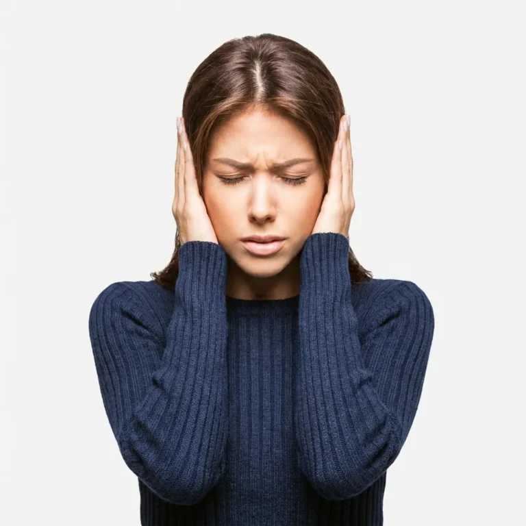 Junge Frau mit schmerzverzerrtem Gesicht