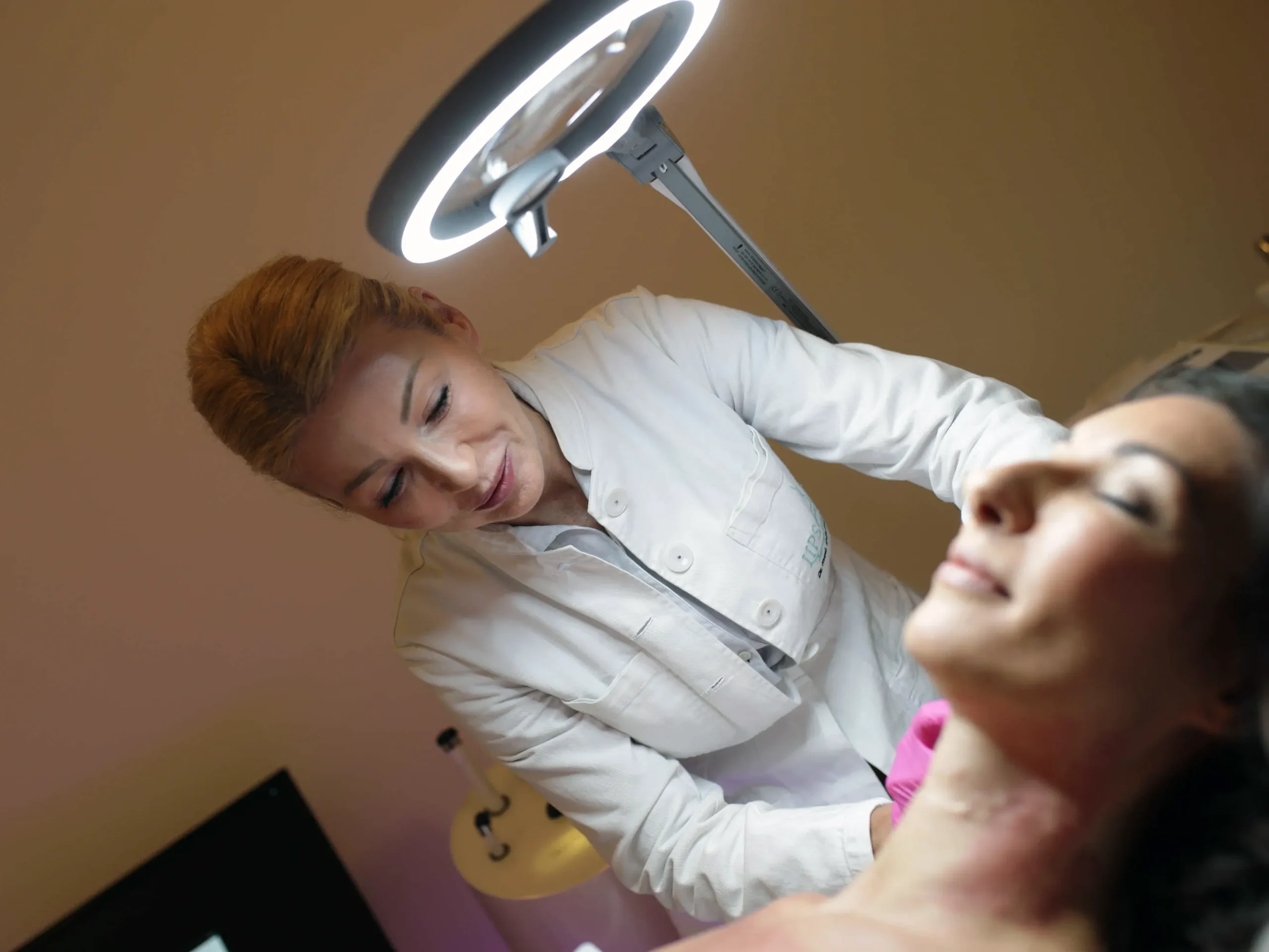 Botoxbehandlung bei einer Patientin in der Praxis von Dr. Eva Maria Strobl in München