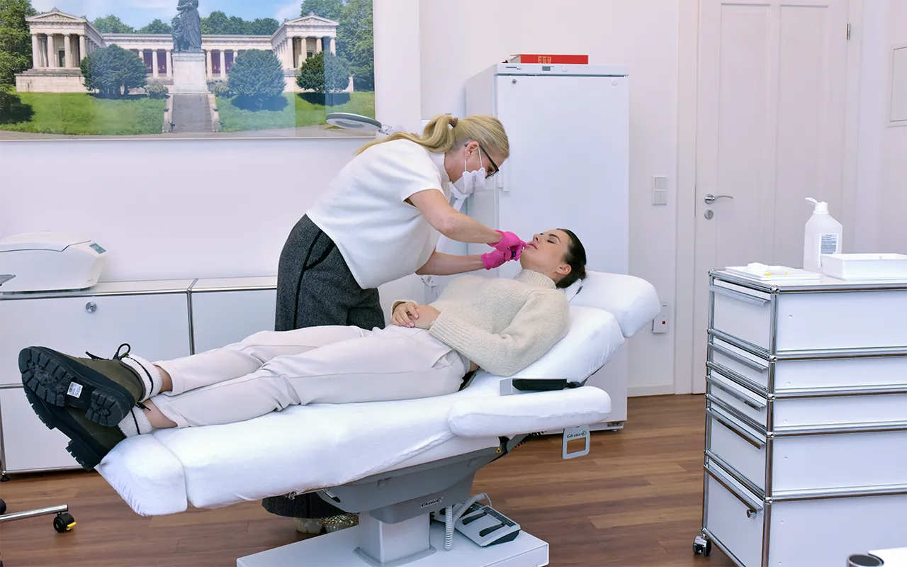 Lippen Aufspritzen in München bei Dr. Eva Maria Strobl - Content - 2 Dr. Eva Maria Strobl during a lipfiller treatment in her beauty clinic in Munich, Germany.