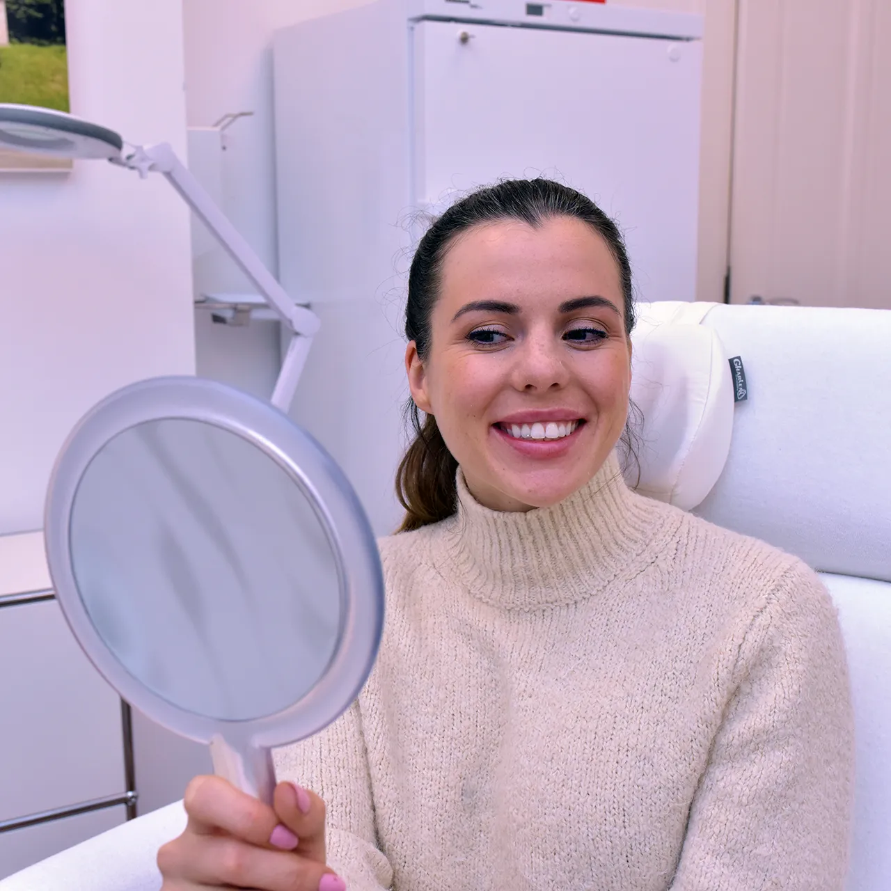 Lippen Aufspritzen in München bei Dr. Eva Maria Strobl - Content - 3 A happy patient after lip filler treatment by Dr. Eva Maria Strobl.