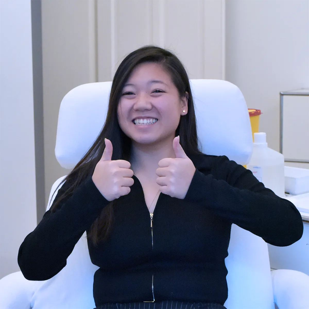 Zufriedene Patientin von Dr. Eva Maria Strobl in München A happy patient at LIPS and SKIN giving two thumbs up.